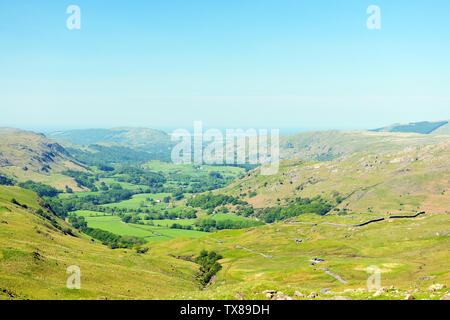 Du haut de Hardknott Pass, à la recherche vers le bas dans Eskdale, Hardknott (Château Fort) sur le droit romain Banque D'Images