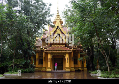 Filmé en décembre 2018 dans la région de Xishuangbanna Jinghong, écoute l'homme, Parc, l'architecture de style Dai Dai style. Banque D'Images