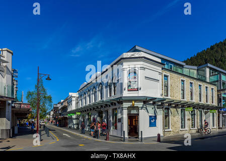 QUEENSTOWN, Nouvelle-zélande - 10 octobre 2018 : vue sur la rue. L'espace de copie pour le texte. Banque D'Images