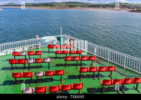 Vue vers la plage et le littoral à Ardrossan, à partir de l'arrière de l'hôtel Caledonian MacBrayne ferry au large dans le Firth of Clyde, d'Ardrossan, Ayrshire Banque D'Images