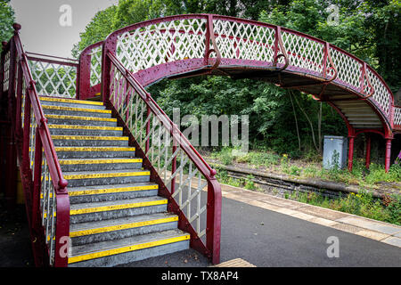 Ancien Fer à Repasser à Nottingham passerelle sur la ligne de chemin de fer à Whatstandwell Matlock Station sans pilote qui mène au chemin de halage du canal de Cromford le Derby.uk Banque D'Images