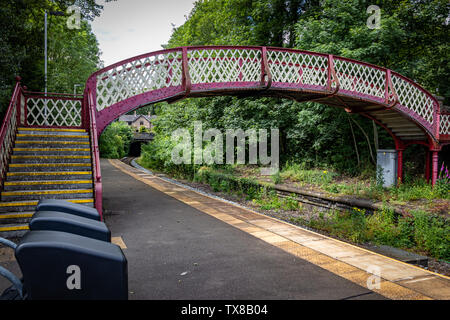 Ancien Fer à Repasser à Nottingham passerelle sur la ligne de chemin de fer à Whatstandwell Matlock Station sans pilote qui mène au chemin de halage du canal de Cromford le Derby.uk Banque D'Images