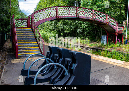 Ancien Fer à Repasser à Nottingham passerelle sur la ligne de chemin de fer à Whatstandwell Matlock Station sans pilote qui mène au chemin de halage du canal de Cromford le Derby.uk Banque D'Images