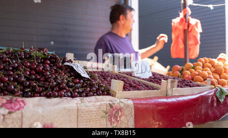 Belgrade, Serbie, 22 juin 2019 : étal de fruits et de blocage de support à l'Zemun Marché vert Banque D'Images