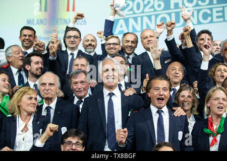 Lausanne, Suisse. 24 Juin, 2019. Les membres de la délégation Milan-Cortina célébrer après les villes a remporté la candidature pour accueillir les Jeux Olympiques d'hiver de 2026 au cours de la 134e session du Comité International Olympique (CIO) à Lausanne, Suisse, le 24 juin 2019. Credit : piscine/Xu Jinquan/Xinhua/Alamy Live News Banque D'Images