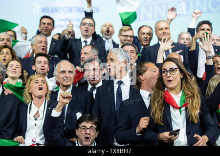 Lausanne, Suisse. 24 Juin, 2019. Les membres de la délégation Milan-Cortina célébrer après les villes a remporté la candidature pour accueillir les Jeux Olympiques d'hiver de 2026 au cours de la 134e session du Comité International Olympique (CIO) à Lausanne, Suisse, le 24 juin 2019. Credit : piscine/Xu Jinquan/Xinhua/Alamy Live News Banque D'Images