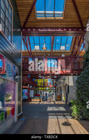 QUEENSTOWN, Nouvelle-zélande - 10 octobre 2018 : pavillon donnant sur le centre commercial blue sky. La verticale. Banque D'Images