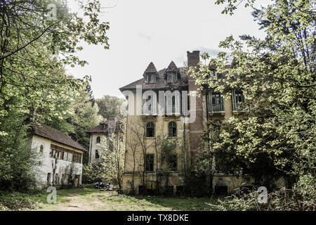 Les bâtiments abandonnés dans le bloc de la ville fantôme. Chenobyl Pripyat atmosphère avec bâtiments vides avec des lunettes cassées dans une scène dramatique. Banque D'Images