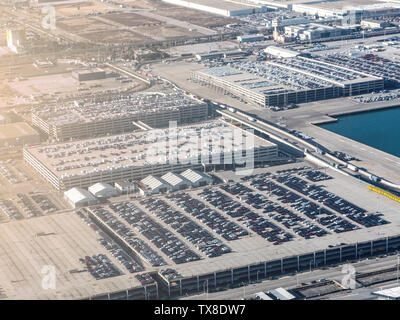 Vue aérienne de nouvelles voitures alignées au centre de distribution. Les voitures d'un centre de distribution pour l'importation et l'exportation. Banque D'Images