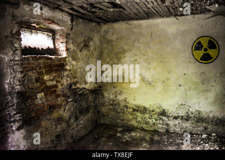 Avertissement radioactifs signe sur l'grunge mur sale en bâtiment abandonné à partir de la zone d'exclusion. Pripyat Tchernobyl atmosphère. Banque D'Images