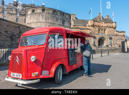 Rouge lumineux vintage Citroen H van convertie en une prise d'aliments et de boissons, avec un client d'être servi, stationné à l'extérieur du Château d'Édimbourg, Écosse, Royaume-Uni. Banque D'Images