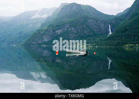 Paysage norvégien avec vue sur la montagne et la cascade Feigumfossen. Bateau blanc dans le Lusterfjord fjord. Journée d'été. Commune du lustre, la Norvège Banque D'Images