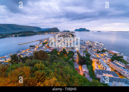 Ålesund est un port et ville touristique en Norvège. Point de vue sur le mont Aksla Banque D'Images