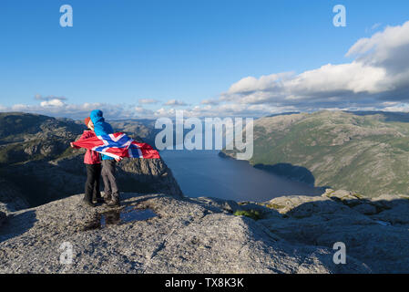 Pathway Pulpit Rock, la Norvège. Couple aimant bisous sur un voyage. Panorama du Lysefjord Banque D'Images