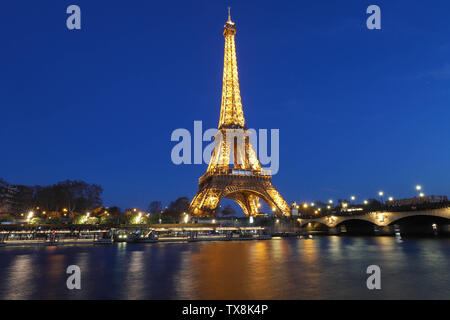 PARIS, FRANCE - Le 25 février , 2019 : Tour Eiffel illuminée la nuit. C'est un pylône en treillis en fer forgé nommé d'après l'ingénieur Gustave Eiffel loca Banque D'Images