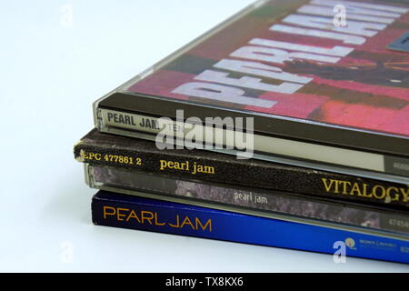 Amsterdam, Pays-Bas - le 2 février 2019 : Un disque compact (CD) Albums de groupe de rock américain Pearl Jam. Banque D'Images