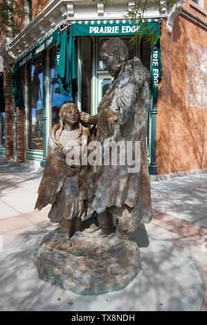 Statue en bronze d'indigènes Sioux Lakota appelé 'Lier sur l'aigle plume', Rapid City, comté de Pennington, South Dakota, USA Banque D'Images