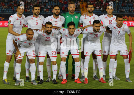 Suez, Egypte. 24 Juin, 2019. Tunisie les joueurs posent pour la photo de groupe avant le début de la coupe d'Afrique des Nations 2019 Groupe e match de football entre la Tunisie et l'Angola au stade sportif de Suez. Credit : Oliver Weiken/dpa/Alamy Live News Banque D'Images