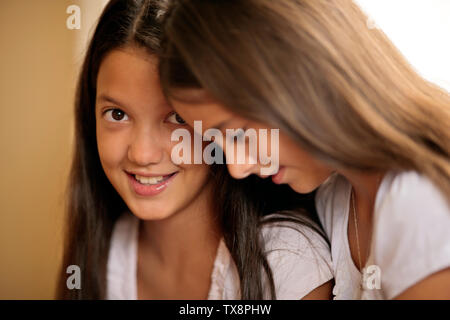 Portrait de deux jeunes filles assis ensemble. Banque D'Images