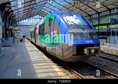 Train TER Français attendent en gare, avec plate-forme tranquille le dimanche. Bayonne, France Banque D'Images
