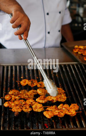 Faire vivre chef barbecue brochette de crevettes Banque D'Images