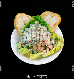 tartare de bar frais avec crouton croustillant et laitue dans un bol Banque D'Images