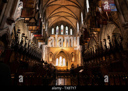 Les stalles du chœur de la Cathédrale St Patrick, à Dublin, Irlande. Banque D'Images