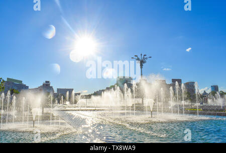 L'eau des fontaines étonnantes dans le centre-ville de Bucarest ville dans l'Union ou de la place Piata Unirii. Banque D'Images