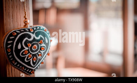 Concept d'amour avec coeur décoratif accroché et sans organisation chambre historique Banque D'Images