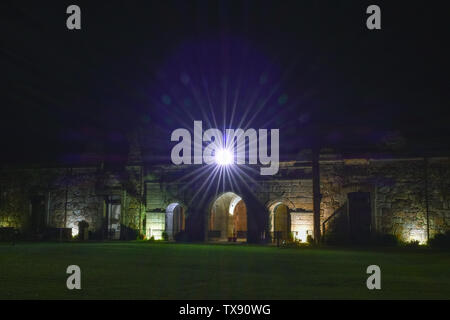 Light star dans les ruines d'une ancienne forteresse Banque D'Images