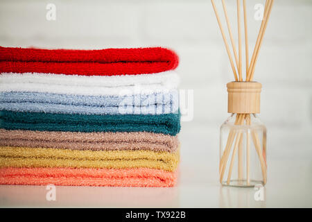 Spa. Serviettes en coton de couleur dans l'utilisation de bains Spa. Concept de serviettes. La photo pour hôtels et salons de massage. La pureté et la douceur. Textile serviette Banque D'Images