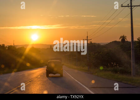 Ruta 2, le Paraguay. Feb 15, 2008. Les voitures sur l'autoroute route, conduire dans la campagne par beau matin à l'heure d'été. Vue à travers le pare-brise, pare-brise de l'intérieur de la voiture. Route de campagne voyage, conceptual image de voyage d'aventure, s'échapper. Flou de vitesse. Ruta II "Mariscal Estigarribia, Paraguay. Banque D'Images