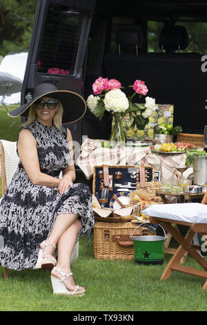 23 juin 2019 - Oak Brook, Illinois, USA - Le Polo Club International de Mexico était en concurrence avec l'Oak Brook Polo Club qui a accueilli la Coupe du Défi Butler le dimanche, Juin 23, 2019 à Oak Brook, Illinois (une banlieue de Chicago). Score final était de 8 à 6 avec Oak Brook gagner la victoire. La famille Michael Butler, était sur place pour présenter le trophée. Sur la photo : tailgater élégant (crédit Image : © Karen I. Hirsch/Zuma sur le fil) Banque D'Images