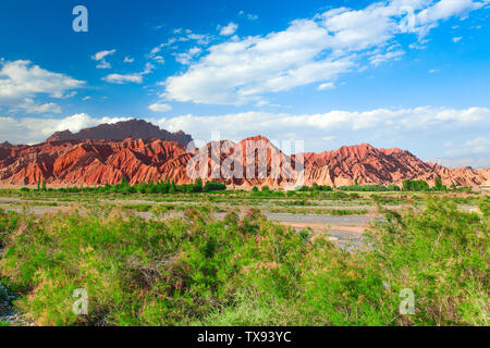 Une vue de la route Doku au beau milieu de l'été, le Kazilian paysage de la route proche du Grand Canyon mystérieux Tianshan dans Banque D'Images