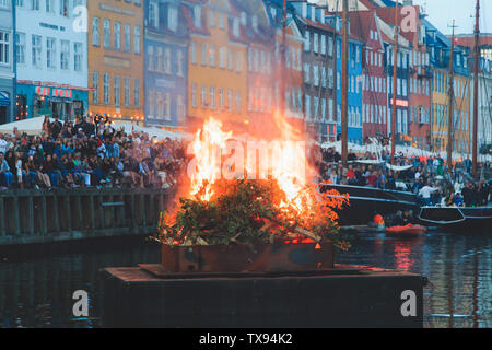 La Nouvelle-Zélande, Copenhague / Danemark - 23 juin 2019 : brûler la sorcière sur feu le milieu de canal Nyhavn pendant Sankthans evning Banque D'Images