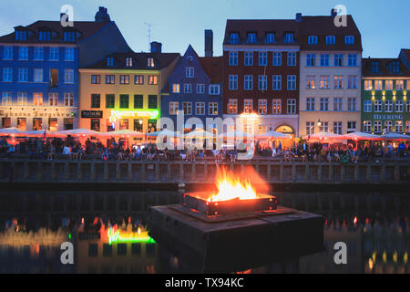 La Nouvelle-Zélande, Copenhague / Danemark - 23 juin 2019 : brûler la sorcière sur feu le milieu de canal Nyhavn pendant Sankthans evning Banque D'Images