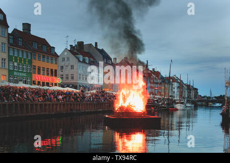 Copenhague, Danemark, Nouvelle-Zélande - 23 juin 2019 : brûler la sorcière sur feu le milieu de canal Nyhavn pendant Sankthans evning Banque D'Images