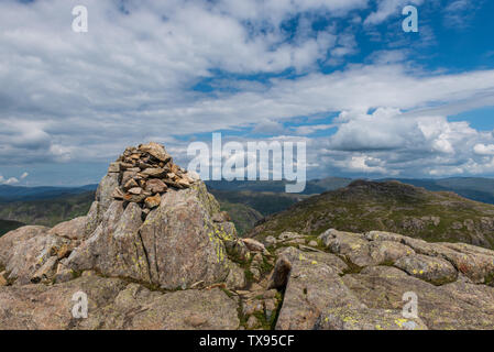 Le Cairn du Sommet sur le brochet froid dans le sud de Cumbria Fells Banque D'Images