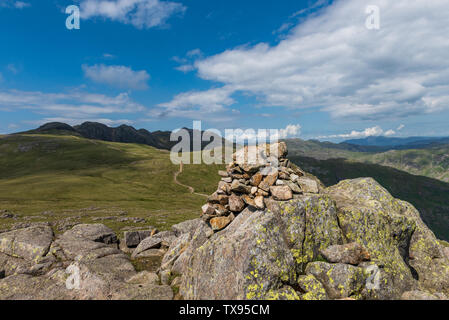 Le Cairn du Sommet sur le brochet froid dans le sud de Cumbria Fells Banque D'Images