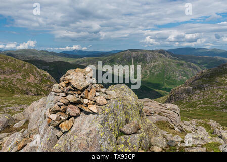 Le Cairn du Sommet sur le brochet froid dans le sud de Cumbria Fells Banque D'Images