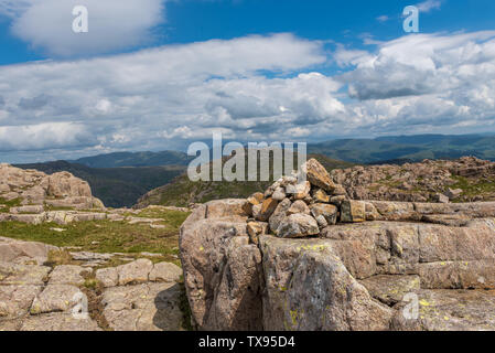 Le Cairn du Sommet sur le brochet froid dans le sud de Cumbria Fells Banque D'Images