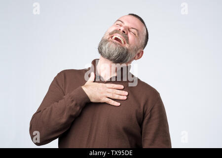 Portrait of a young caucasian man with beard laughing Banque D'Images