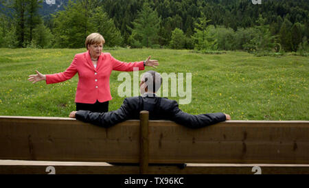 ANGELA MERKEL, la chancelière allemande, avec le président américain Barack Obama au Schloss Elmau hotel près de Garmisch-Partenkirchen, Allemagne du sud, le 8 juin 20125 au cours de la réunion au sommet du G-7. Photo : White House/ Banque D'Images