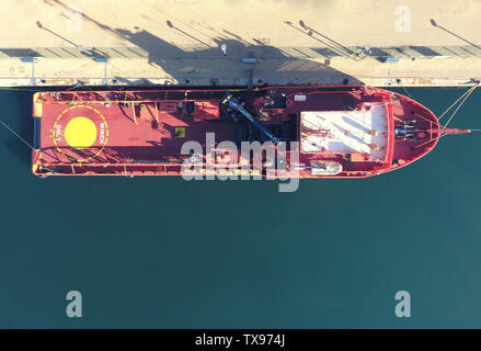 Vue supérieure du navire de sauvetage rouge est à regarder dans le port. Banque D'Images