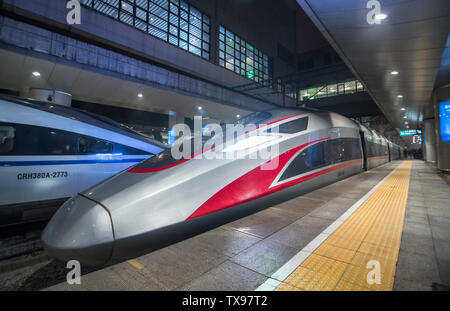 La CR400AF Fuxing haut-débit train UEM, conçus et développés indépendamment par la Chine La Chine du Groupe Automobile Locomotive Quatuor Vehicle Co., Ltd. est fixé à la gare de Pékin Ouest. Banque D'Images