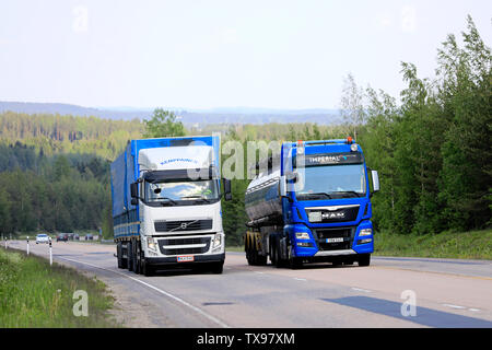 Jamsa, Finlande. Le 6 juin 2019. Blue Man passe un autre camion-citerne semi la monter sur l'autoroute. Les chariots avec des cargaisons lourdes peut être beaucoup plus lente en montée. Banque D'Images