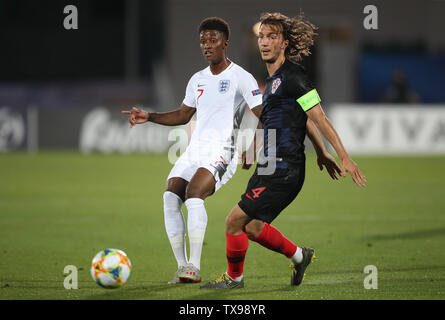 L'Angleterre Demarai Gray (à gauche) et la bataille pour l'Ivan Sunjic ball au cours de l'UEFA 2019 match de Championnat d'Europe des moins de 21 au Stade San Marino, Serravalle. Banque D'Images