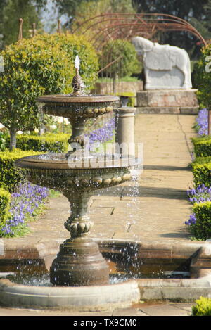 Buxus. Fort de la fontaine vu de couverture dans le jardin rose au Château de Belvoir, England, UK Banque D'Images