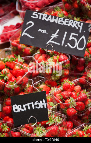 Fraises en barquettes en plastique pour la vente au marché de fruits et légumes en décrochage Borough Market, London Banque D'Images