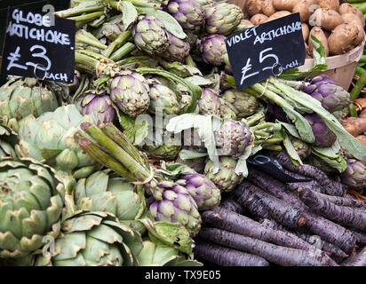 Les artichauts en vente sur un étal de marché à Borough Market, London Banque D'Images